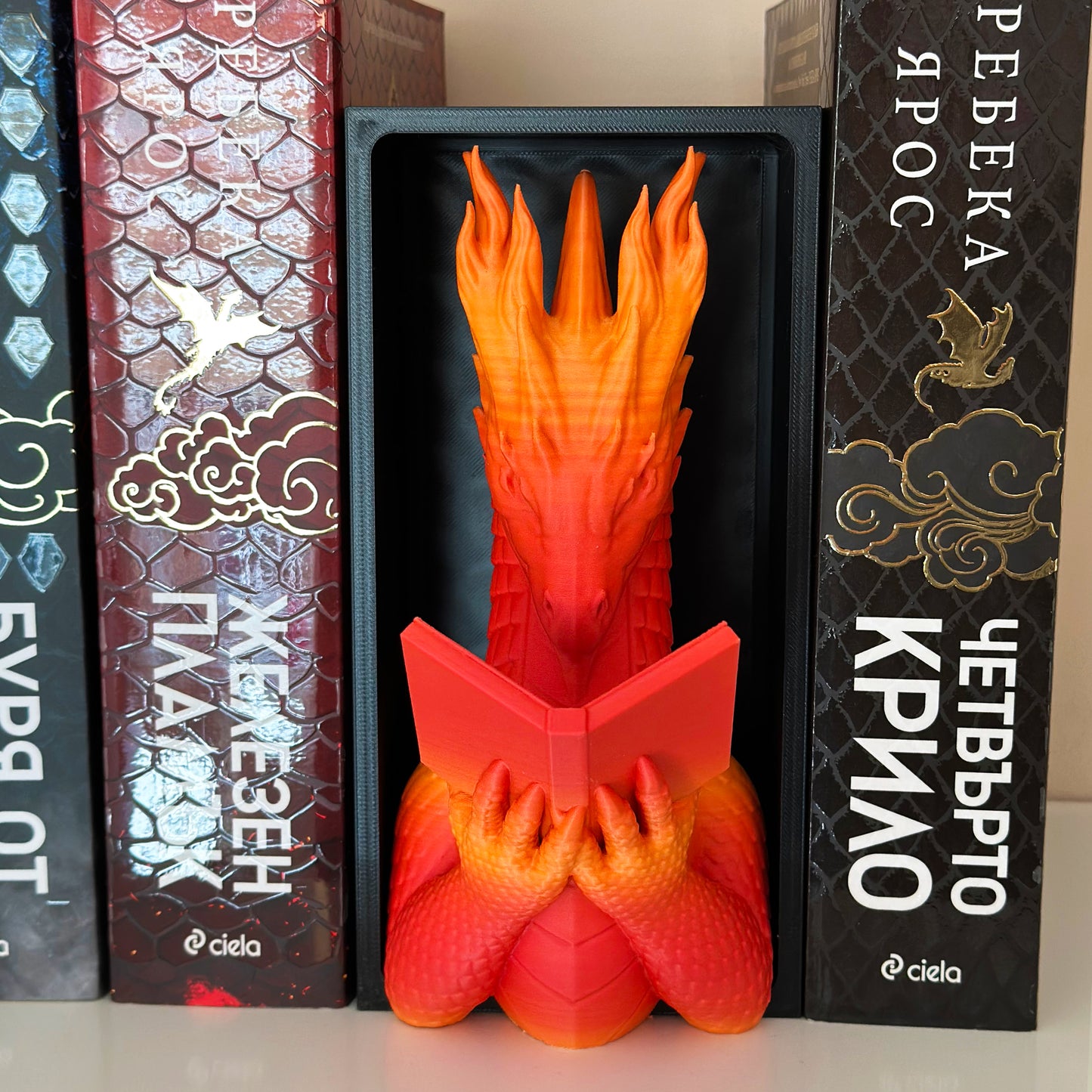 Книгоразделител четящ огнен дракон
