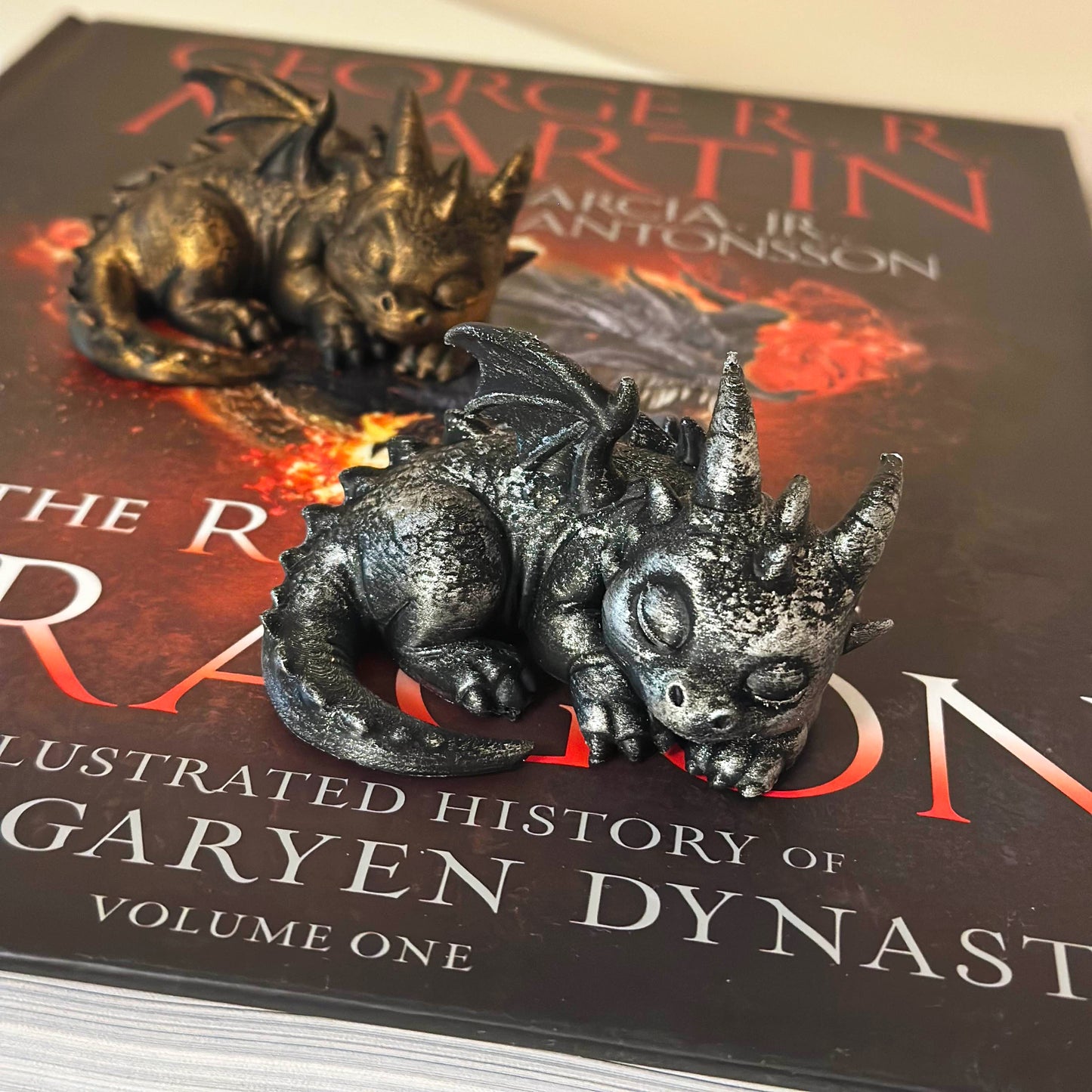 Спящо бебе дракон