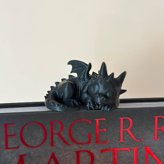 Спящо бебе дракон