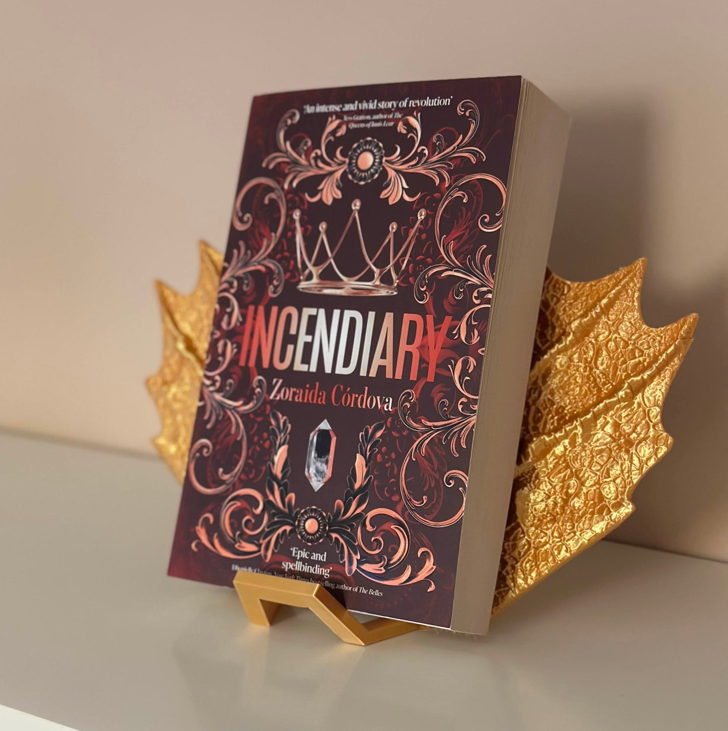 Поставка за книги Крила