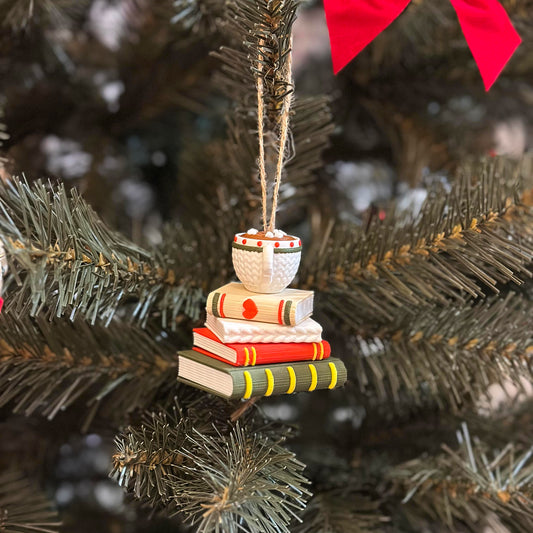 Коледна украса за любителите на книги – Уютна чаша и книги🎄📚