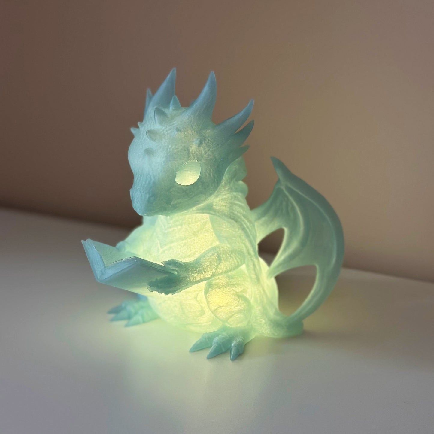 Светеща статуетка четящ дракон