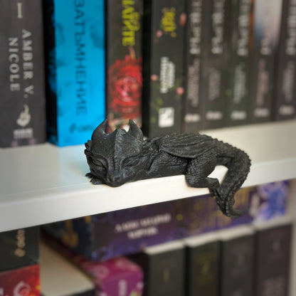 Спящо бебе дракон