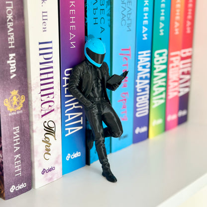 Шелфи моторист четящ книга.