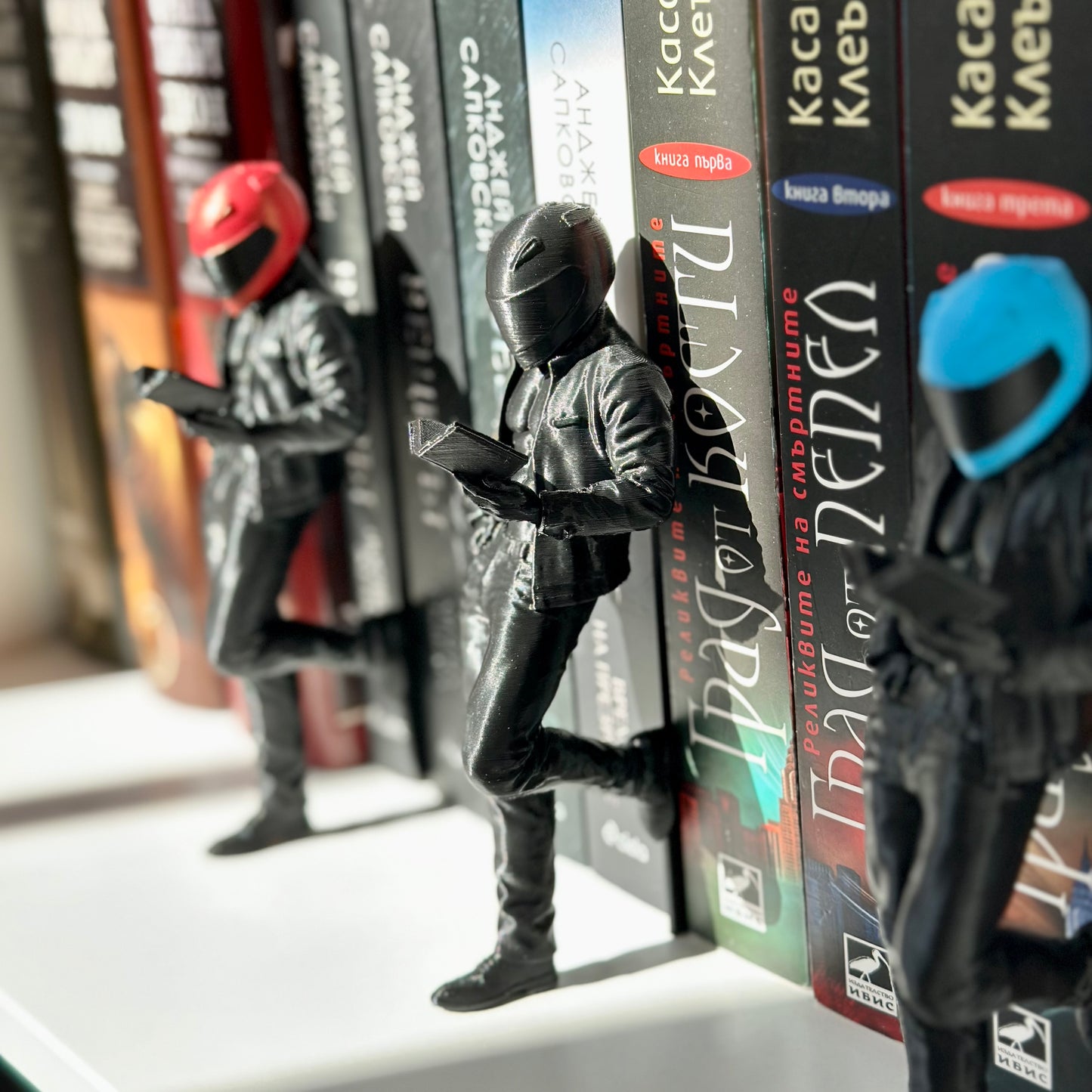 Шелфи моторист четящ книга.