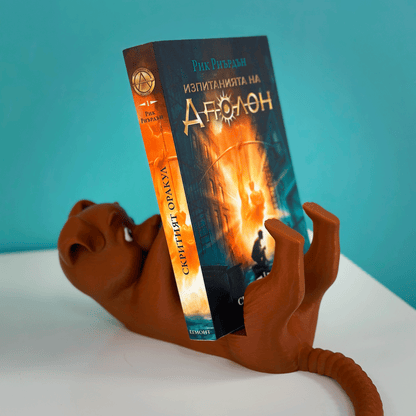 Куче стойка за книга