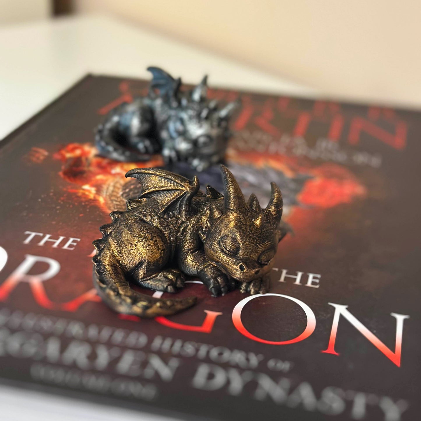 Спящо бебе дракон