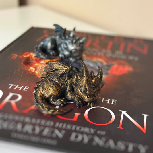 Спящо бебе дракон