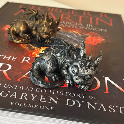 Спящо бебе дракон