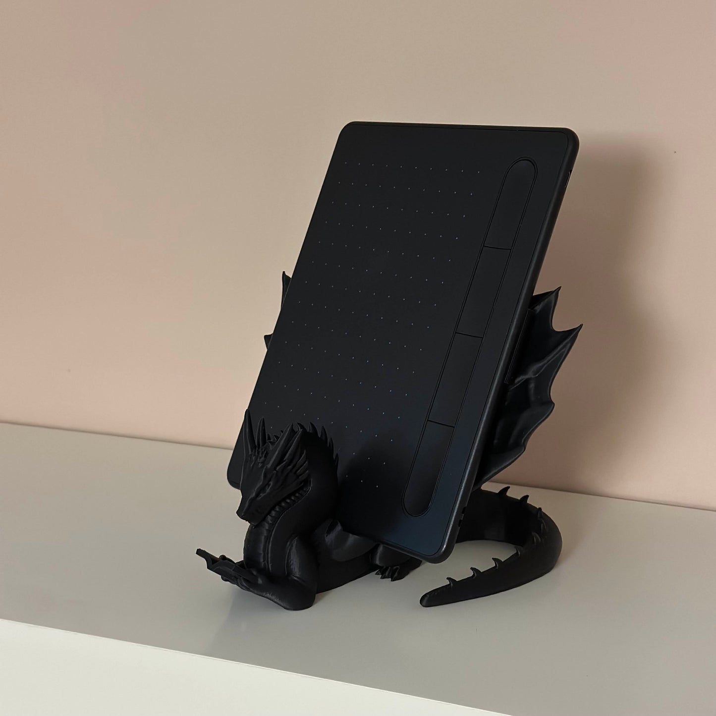 Дракон стойка за таблет / четец