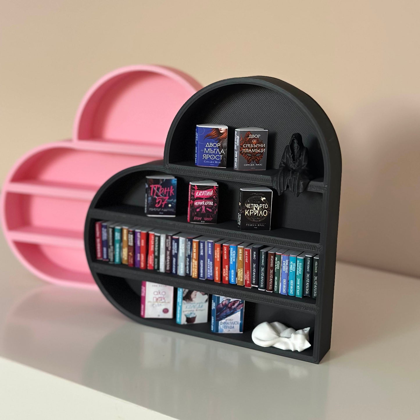 Миниатюрна библиотека сърце