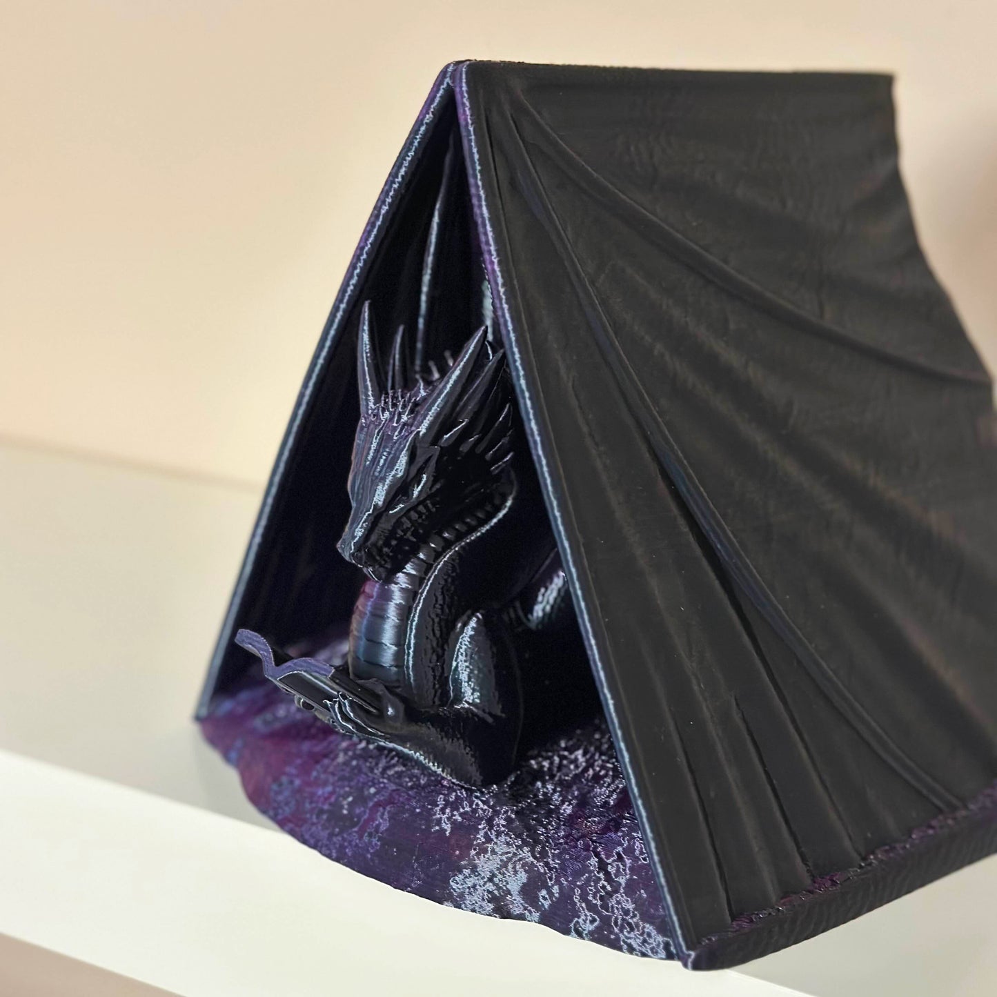 Поставка за книга Четящ дракон